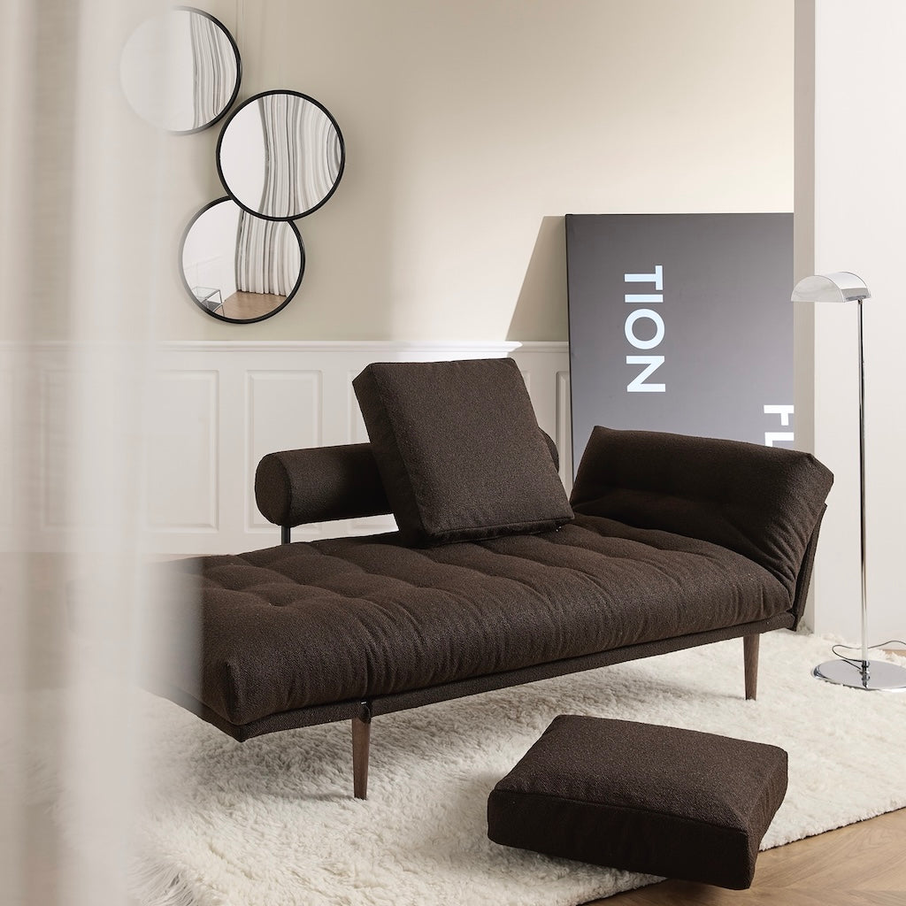 Rollo vuodesohva, jalat Styletto, kangas Taura Chocco.