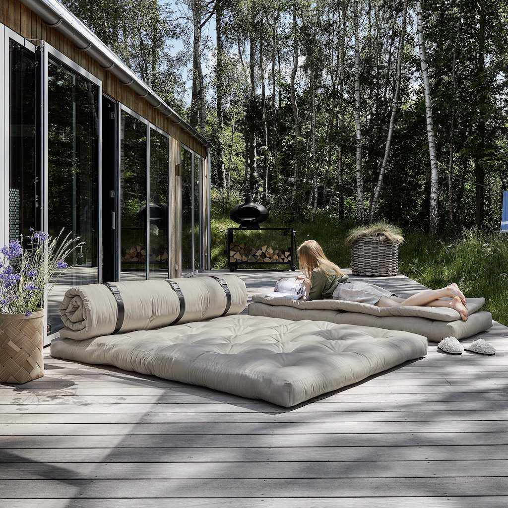 Buckle Up Out tuoli, kangas White. Kuvassa myös Buckle Up Out -sohva.