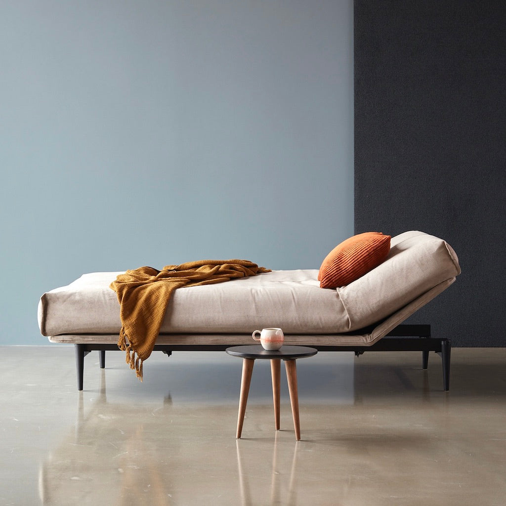 Colpus vuodesohvapaketti, kangas Cordufine Beige. Kuvassa myös Dapper tyyny.