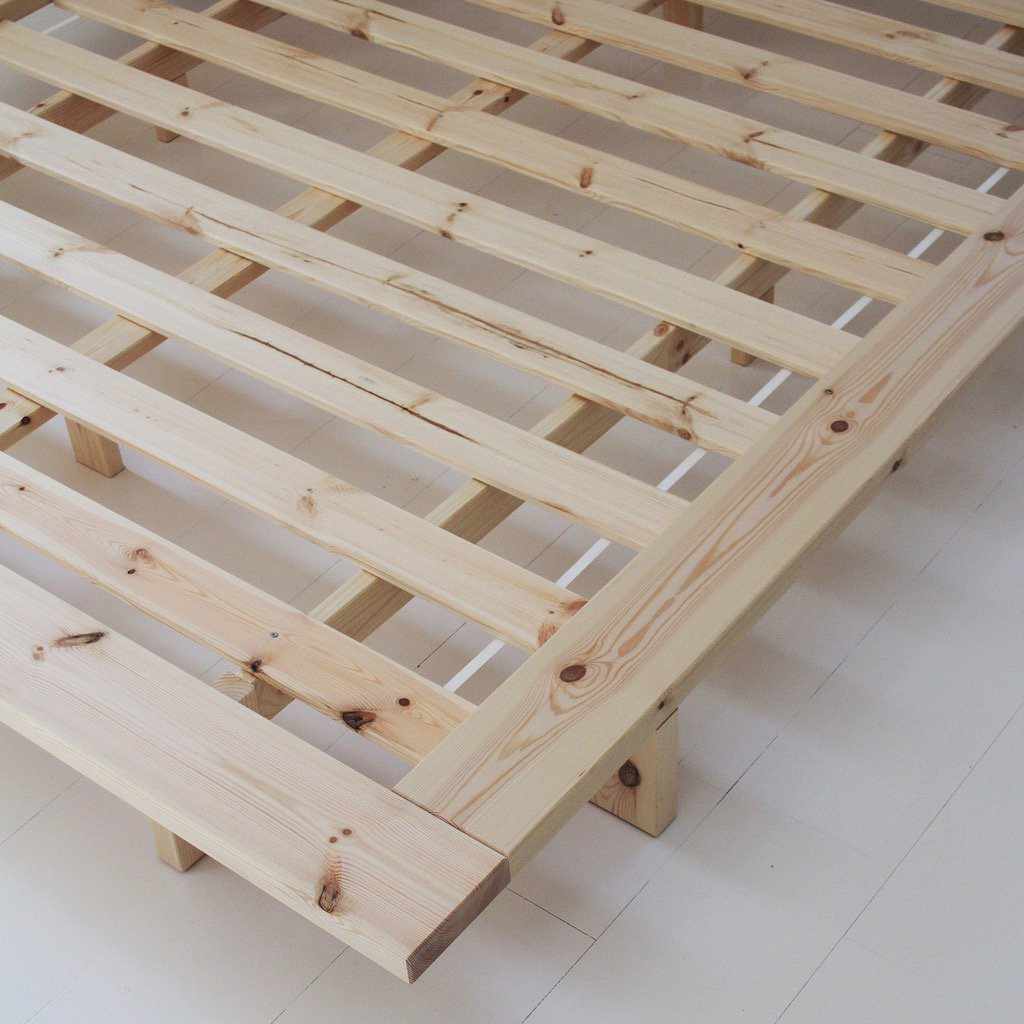 Lähikuva Japan sänkyrungosta. Kuvassa käsittelemätön Japan sänkyrunko.