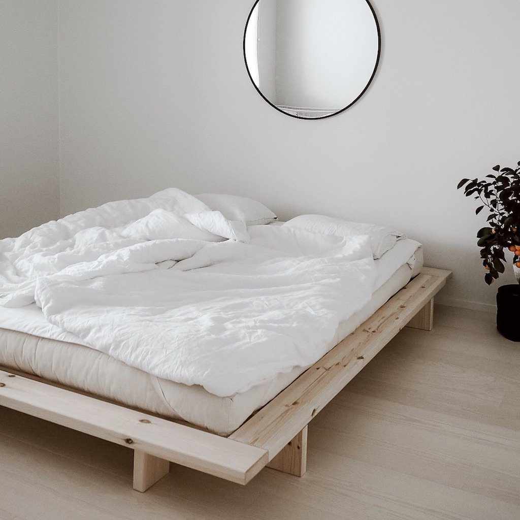 Japan sänkyrunko, käsittelemätön puunvärinen. Kuvassa myös luonnonvalkoinen futonpatja.