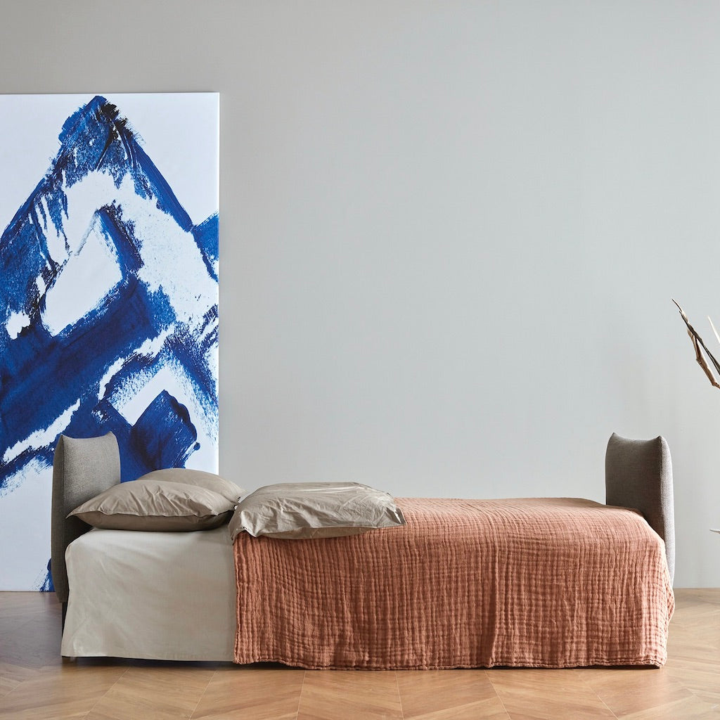 Junus vuodesohva vuoteena.