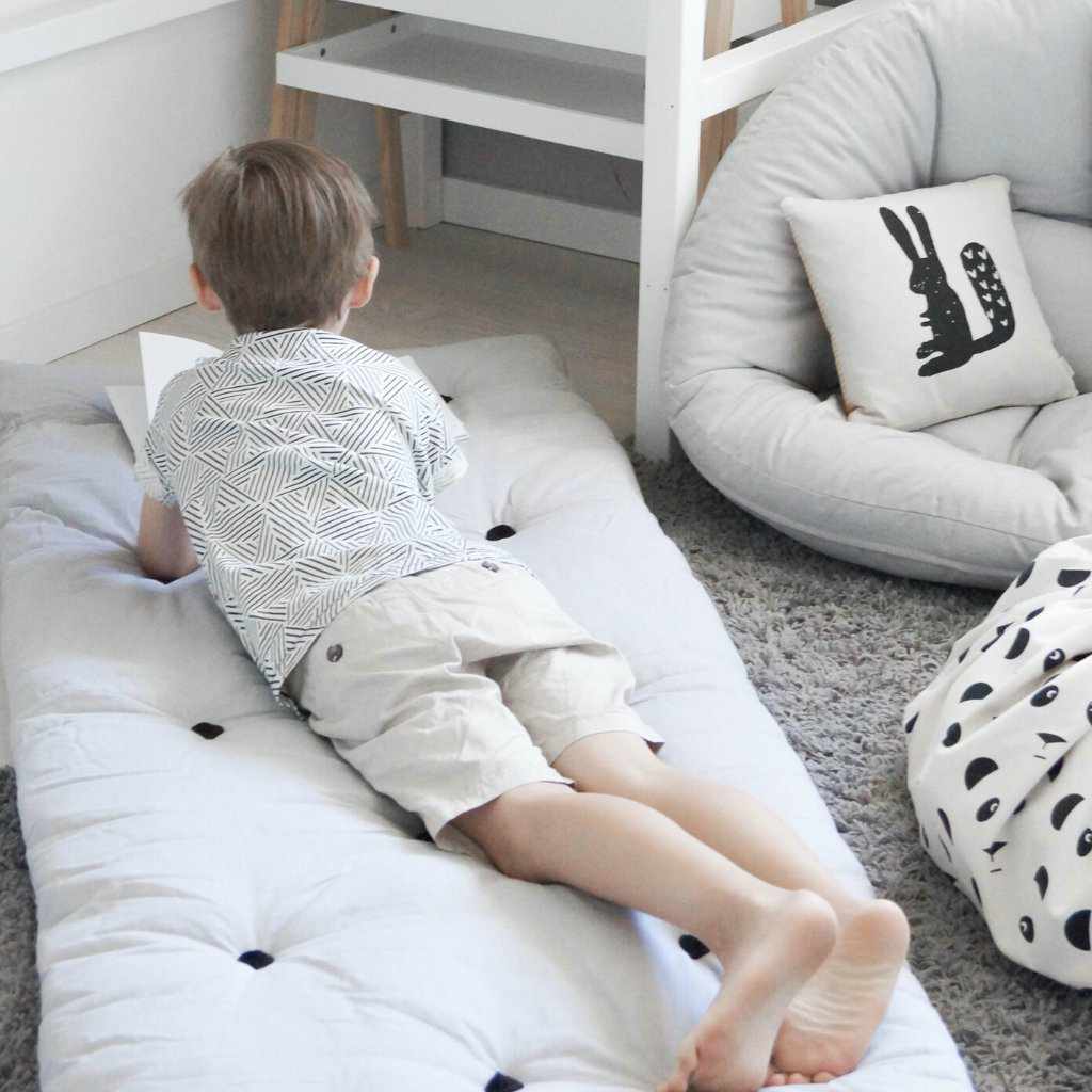 Lapsen alla Bed in a bag, taustalla myös Mini Nido. (Kangas Light Grey ei enää mallistossa.)