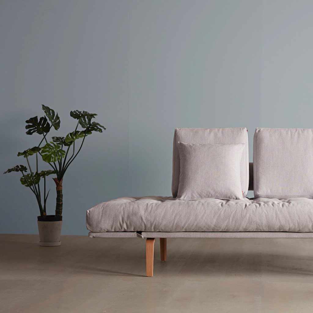 Rollo vuodesohva, jalat Bow. Kuvassa myös erikseen tilattava Rollon rungon suojus ja Dapper-tyyny.