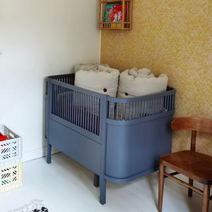 Bed in a bag patjat sopivat hyvin myös varavuoteeksi lastenhuoneeseen. Kuvassa kaksi Bed in a bagia rullattuna, kankaalla Linen.