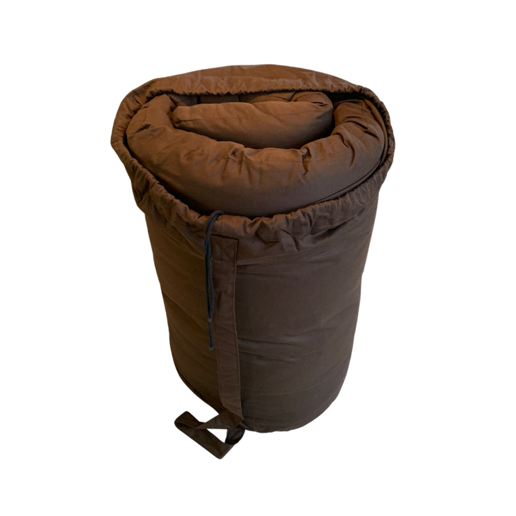 Camping futon, kangas Tummanruskea. Camping futonin mukana tulee samalla kankaalla säilytyspussi.