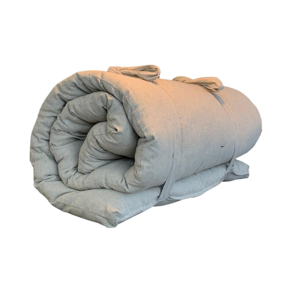 Joogafuton, kangas Pellavan värinen. Joogafuton rullattuna ja nauhoilla kiinnitettynä.