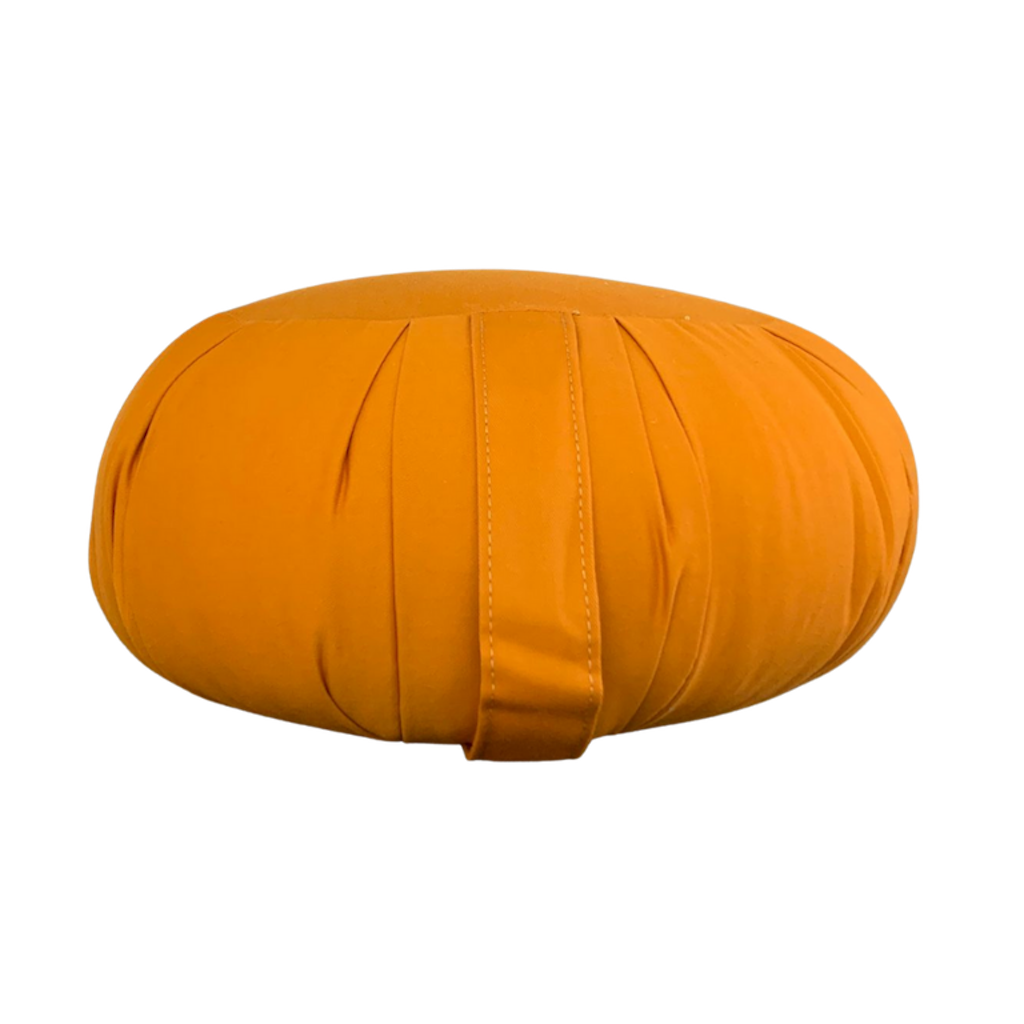 Zafu, kangas Okrankeltainen. Zafussa on myös kantokahva, jolla sitä voi kuljettaa mukana.