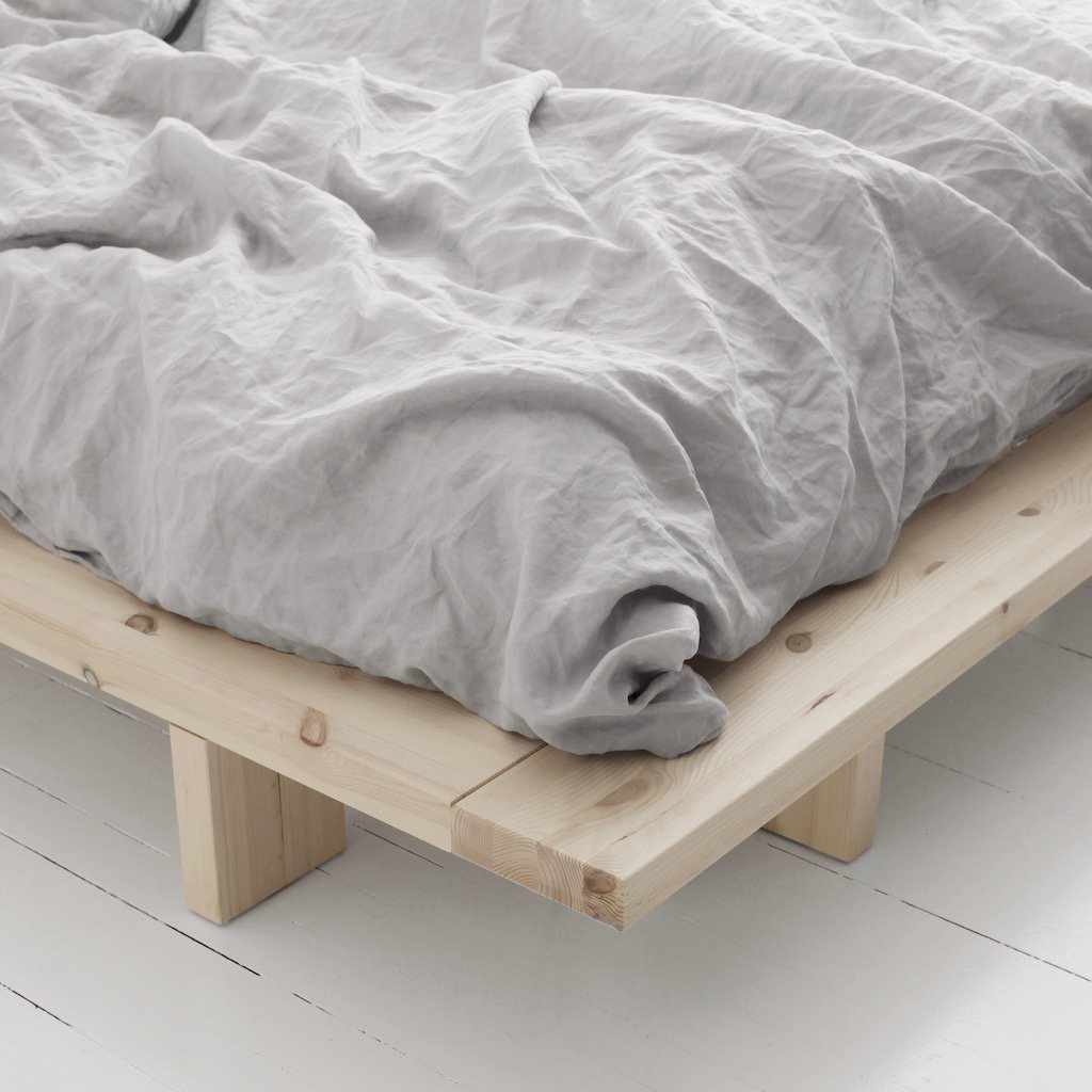 Japan sänkyrunko, käsittelemätön puunvärinen.