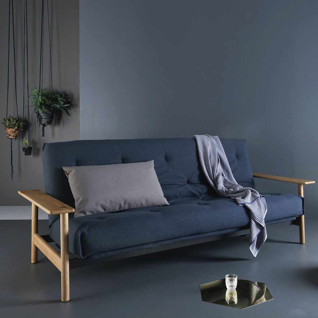 Dapper 50 x 80 cm. Kuvassa myös Balder-vuodesohva.