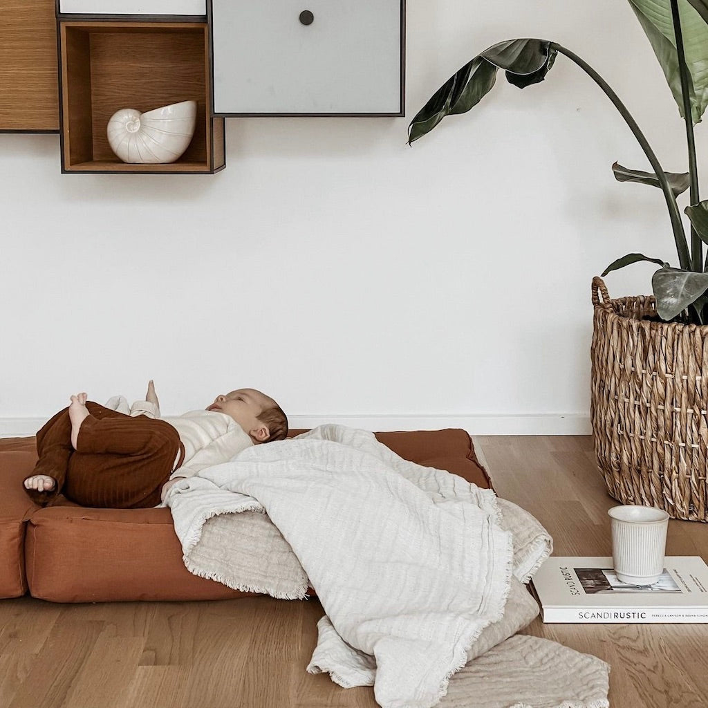 Mini Cube vuodetuoli, kangas Clay Brown.