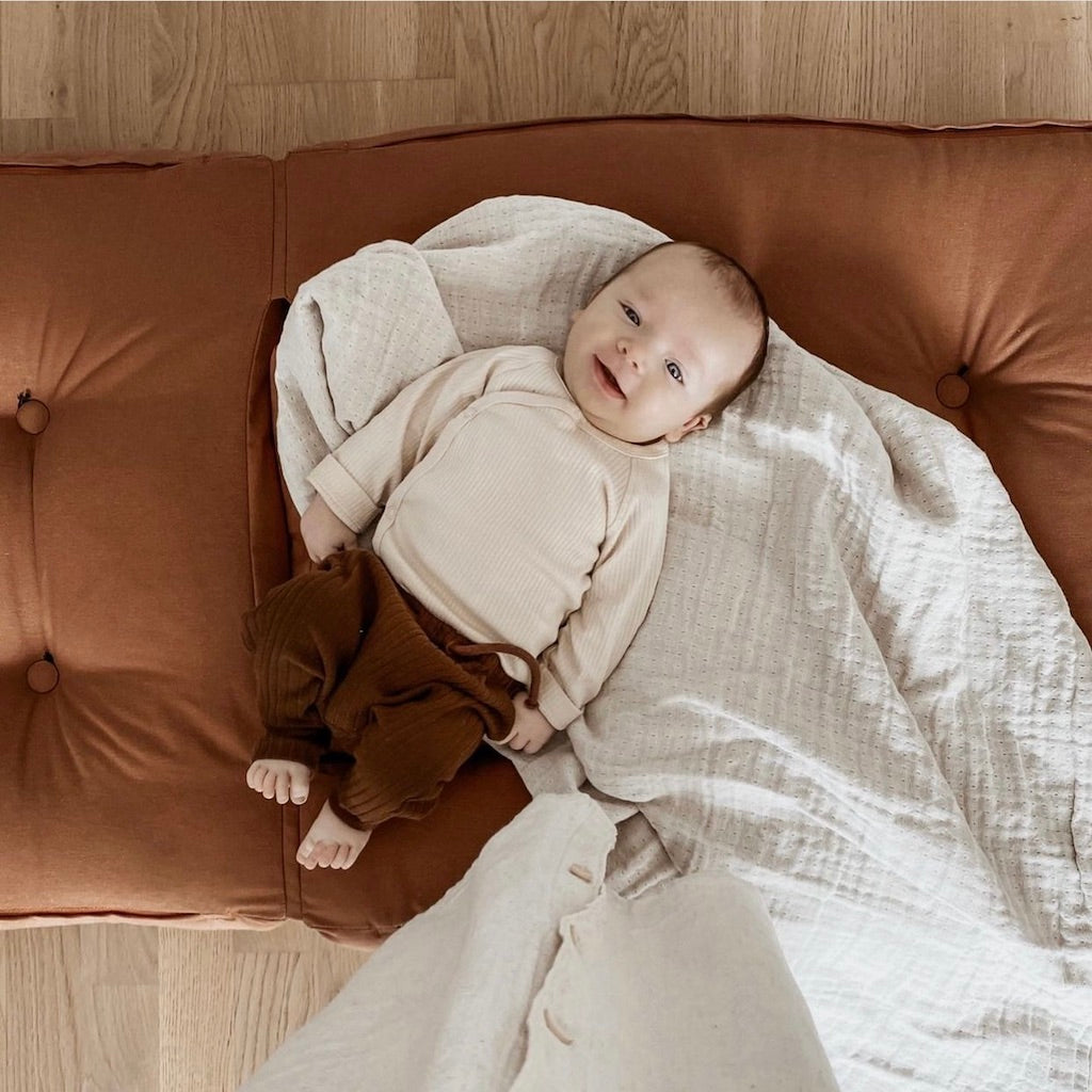 Mini Cube vuodetuoli, kangas Clay Brown.