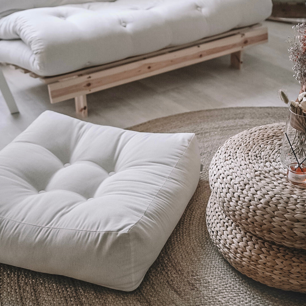 More Pouf, kangas Natural. Kuvassa näkyy myös osa Roots vuodesohvasta.
