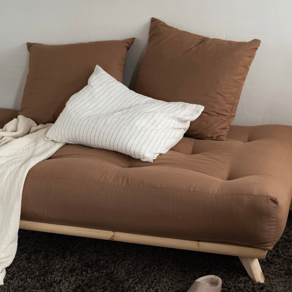 Senza vuodesohva, runko luonnonvärinen, futonpatja ja tyynyt Mocca.