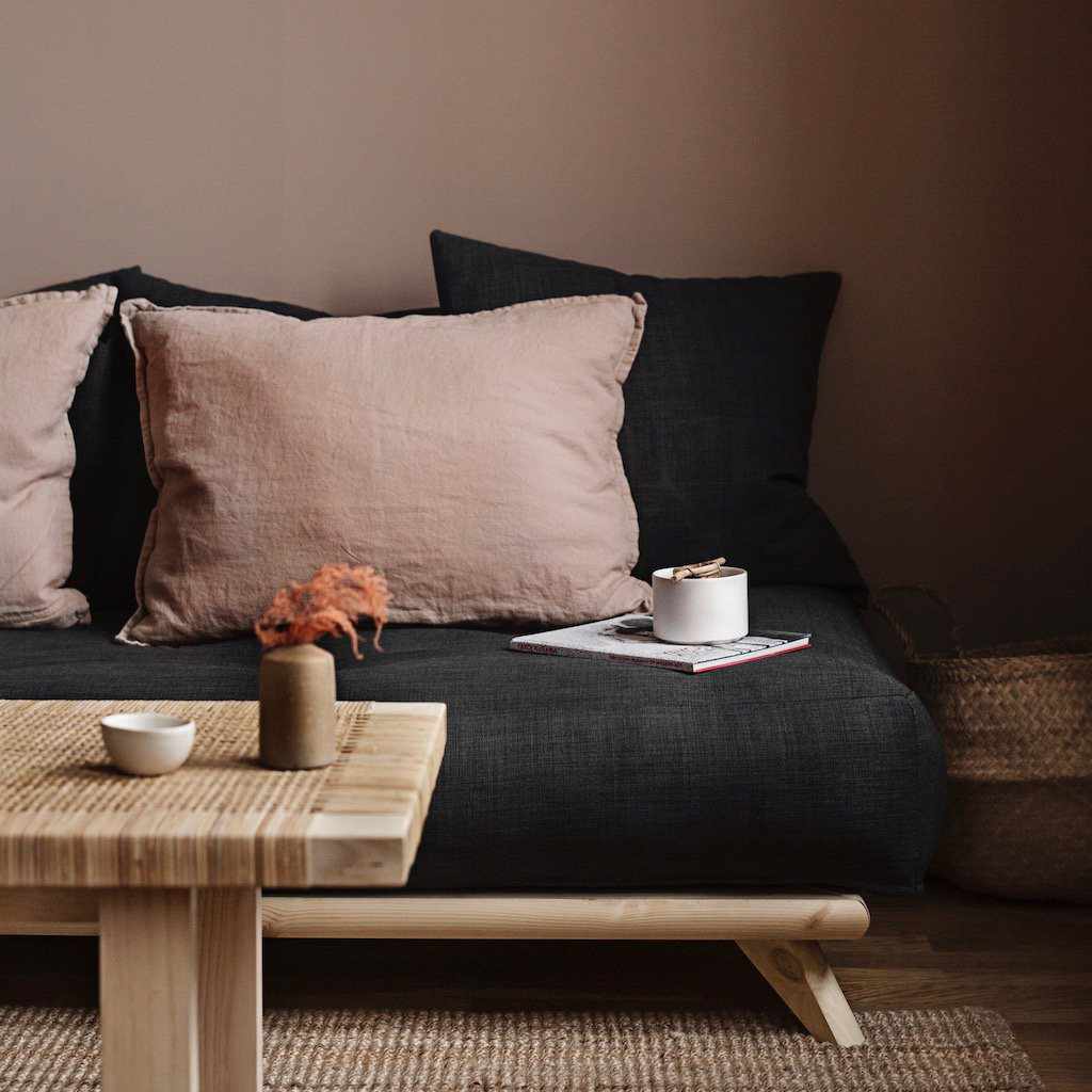 Senza vuodesohva, runko luonnonvärinen, futonpatja ja tyynyt Slate Grey.