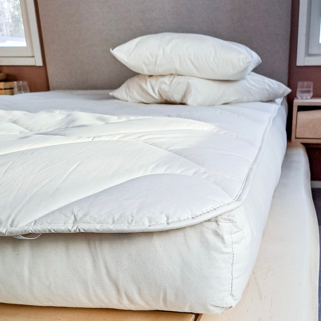 Villana villapetauspatja. Kuvassa myös Villana villatyynyt ja futonpatja.