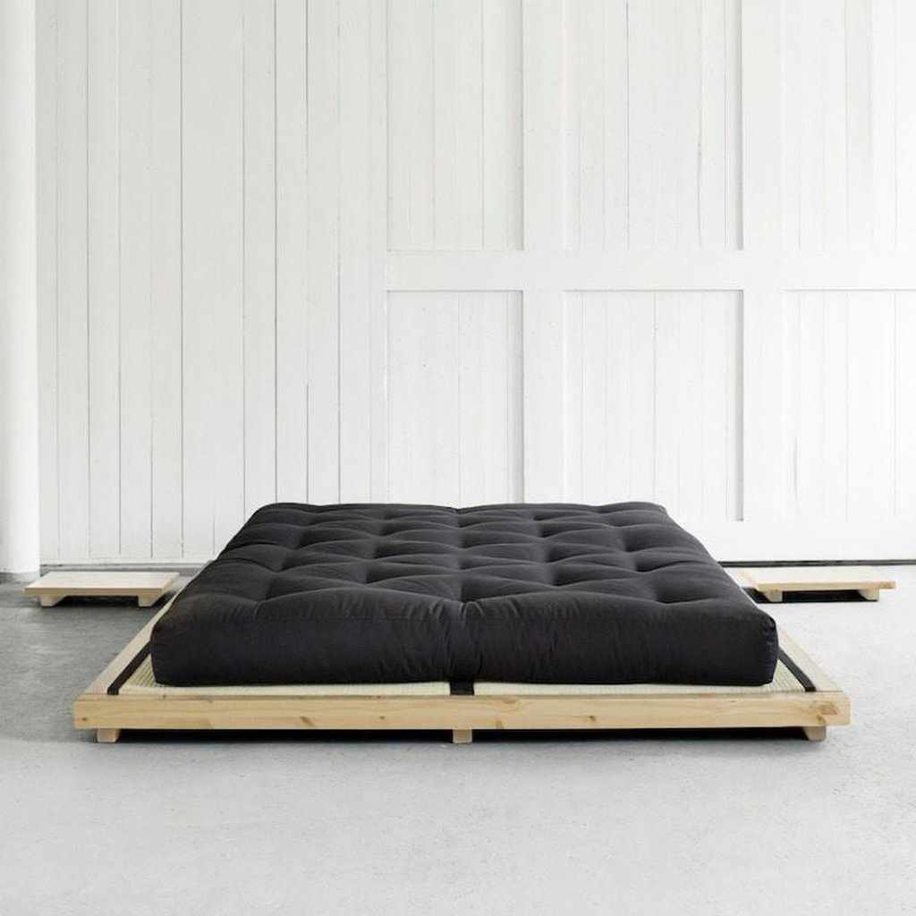 Dock sänkyrunko ja Dock-yöpöydät. Kuvan rungossa lisäksi kaksi tatamia ja niiden päällä runkoa kapeampi musta, yhtenäinen futonpatja.