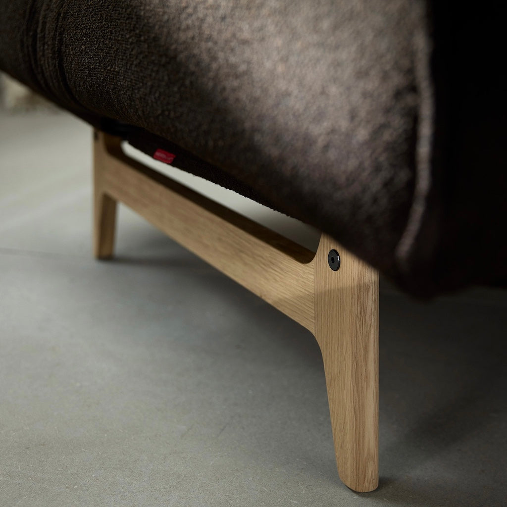 Aslak 140 vuodesohva, jalka tammipuuta, kangas Taura Chocco.