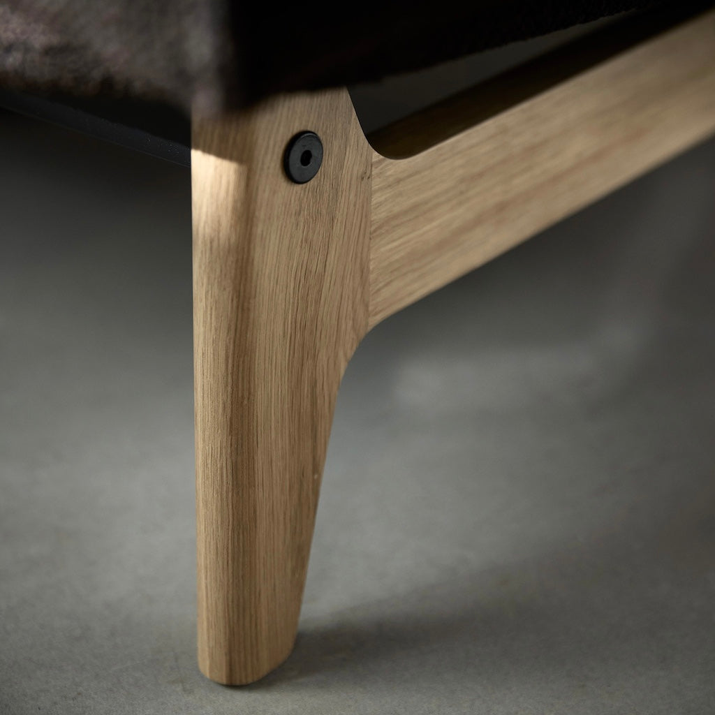 Aslak 140 vuodesohva, jalka tammipuuta, kangas Taura Chocco.