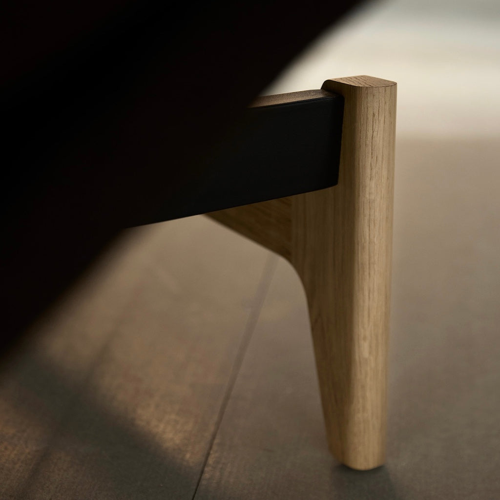 Aslak 140 vuodesohva, jalka tammipuuta, kangas Taura Chocco.