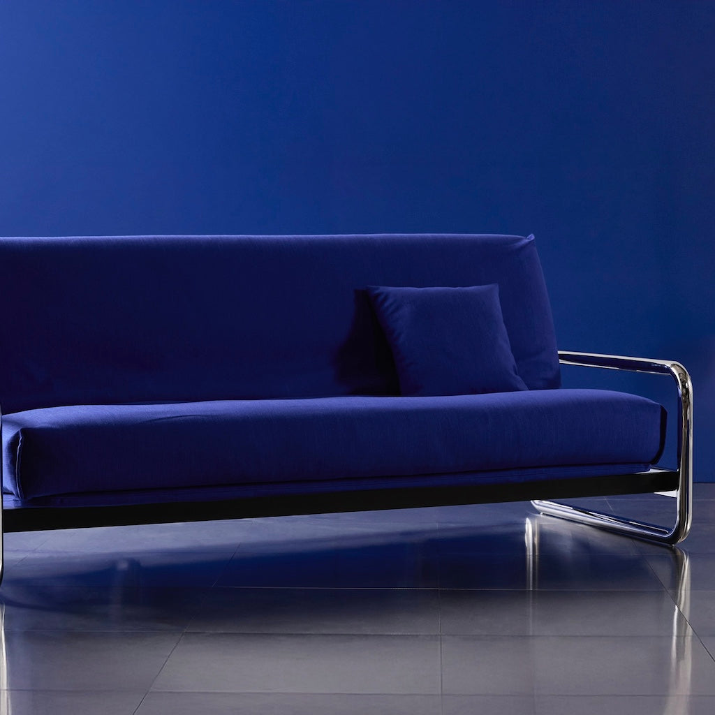 Lomira vuodesohvapaketti. Kangas Elegance Ultramarine. Kuvassa myös Dapper tyyny.