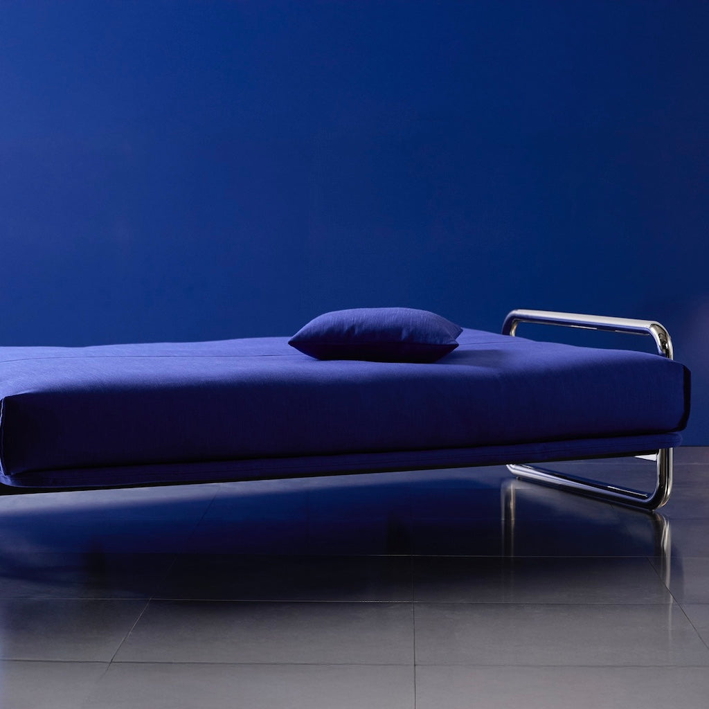 Lomira vuodesohvapaketti. Kangas Elegance Ultramarine. Kuvassa myös Dapper tyyny.