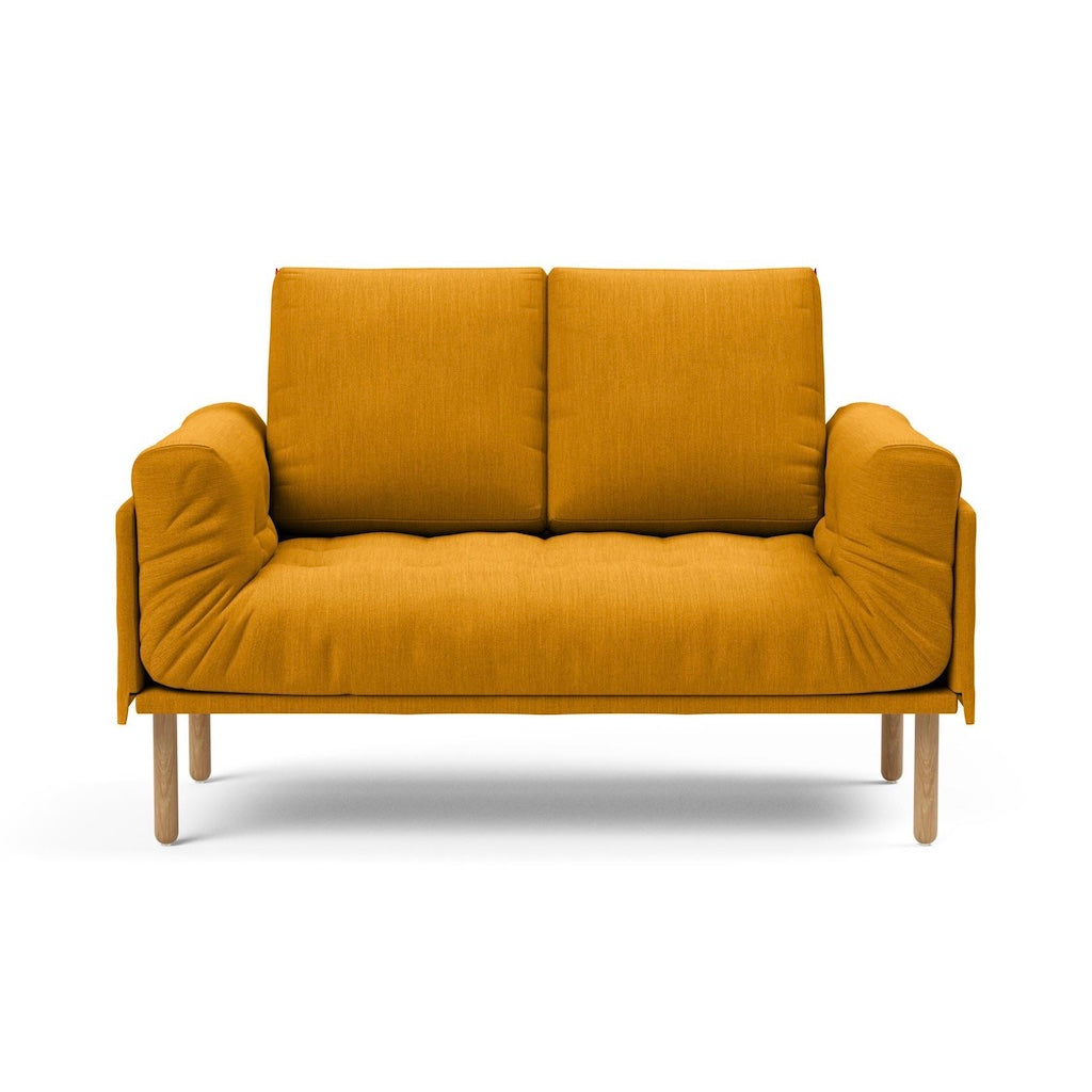 Rollo vuodesohva, jalat Stem, kangas Elegance Burned Curry. Kuvassa myös erikseen tilattava Rollo rungon suojus.
