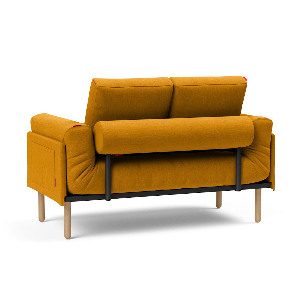 Rollo vuodesohva, jalat Stem, kangas Elegance Burned Curry. Kuvassa myös erikseen tilattava Rollo rungon suojus.