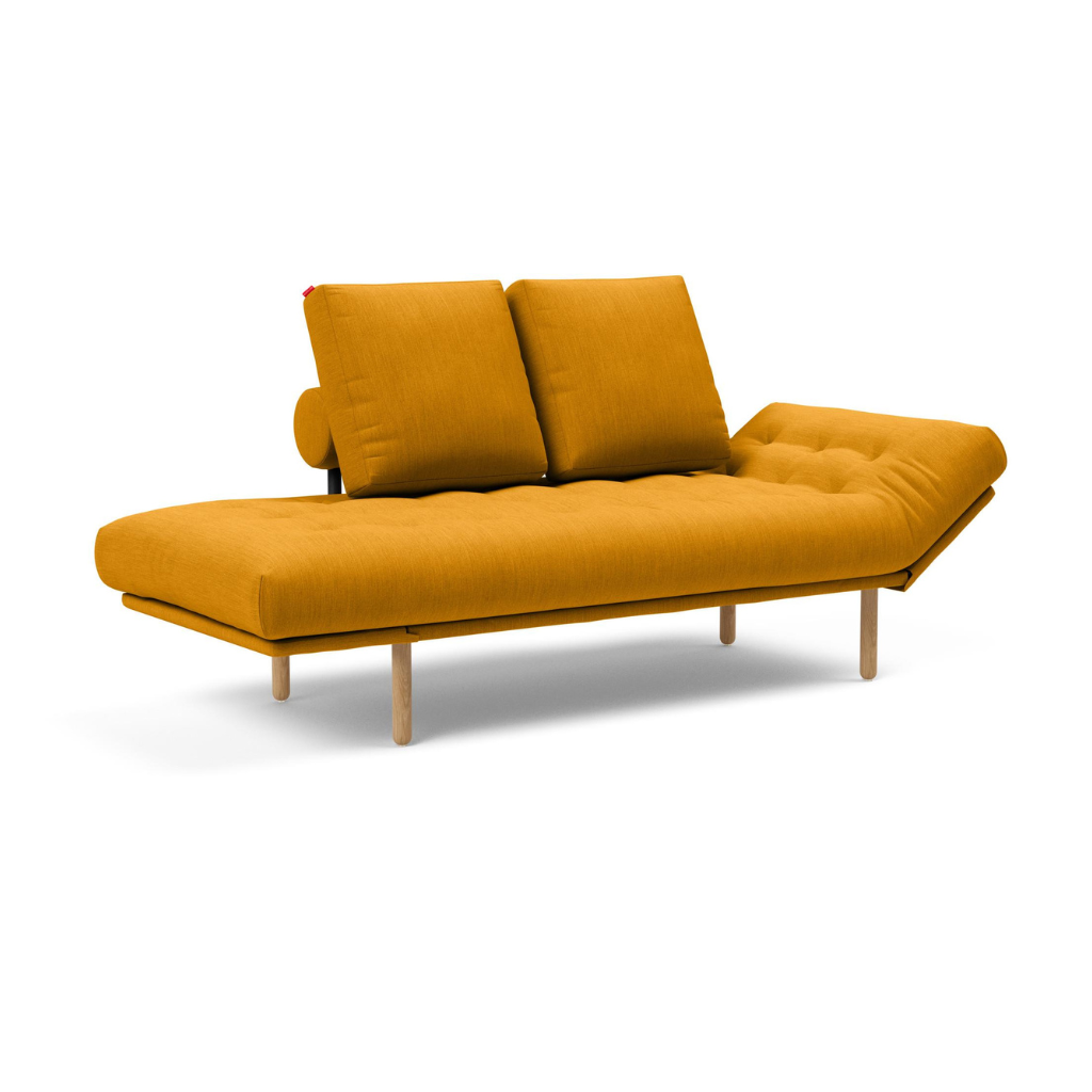 Rollo vuodesohva, jalat Stem, kangas Elegance Burned Curry. Kuvassa myös erikseen tilattava Rollo rungon suojus.