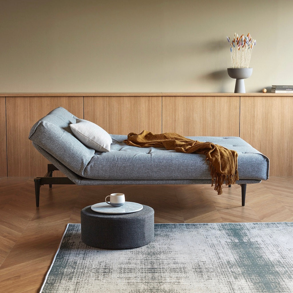 Colpus vuodesohva, jalat mustat, kangas Twist Granite. Kuvassa myös Pauke rahi ja Dapper tyyny.