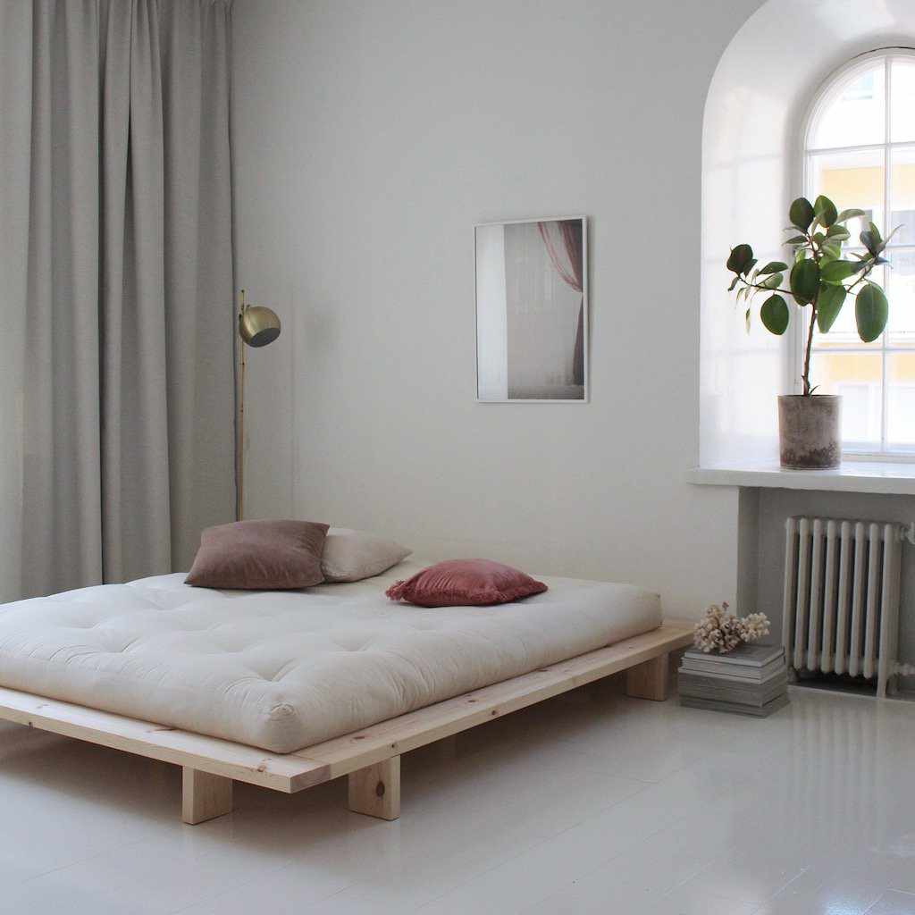 Japan sänkyrunko, käsittelemätön puunvärinen. Kuvassa myös luonnonvalkoinen futonpatja.