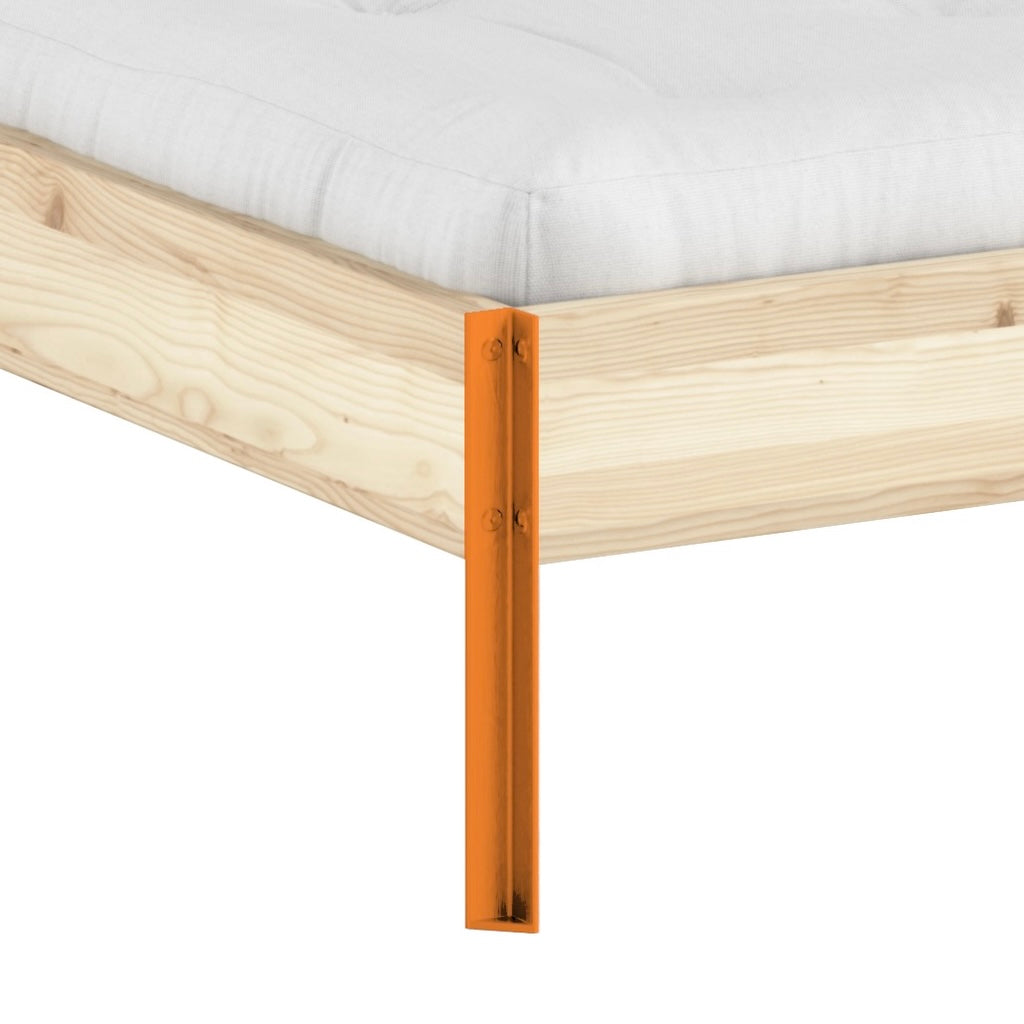 Core sänkyrungon jalka läheltä. Väri Solar Orange.