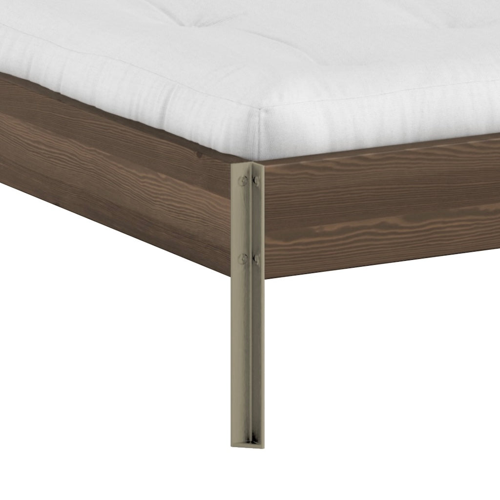 Core sänkyrungon jalka läheltä. Väri Sage Green.