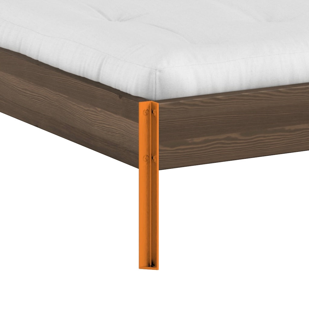 Core sänkyrungon jalka läheltä. Väri Solar Orange.