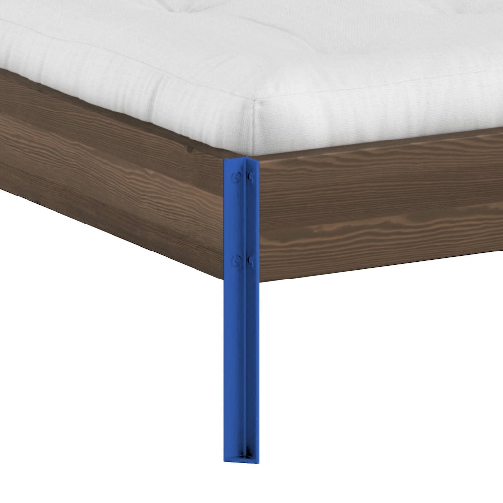 Core sänkyrungon jalka läheltä. Väri Vivid Blue.