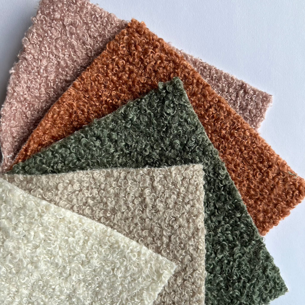 Bouclé kankaita, värit Vanha Roosa, Terra, Vihreä, Beige ja Luonnonvalkoinen.