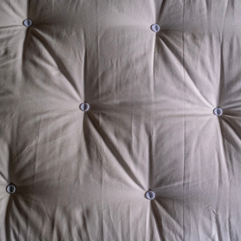 Tämä patja valmistetaan huopanapeilla.