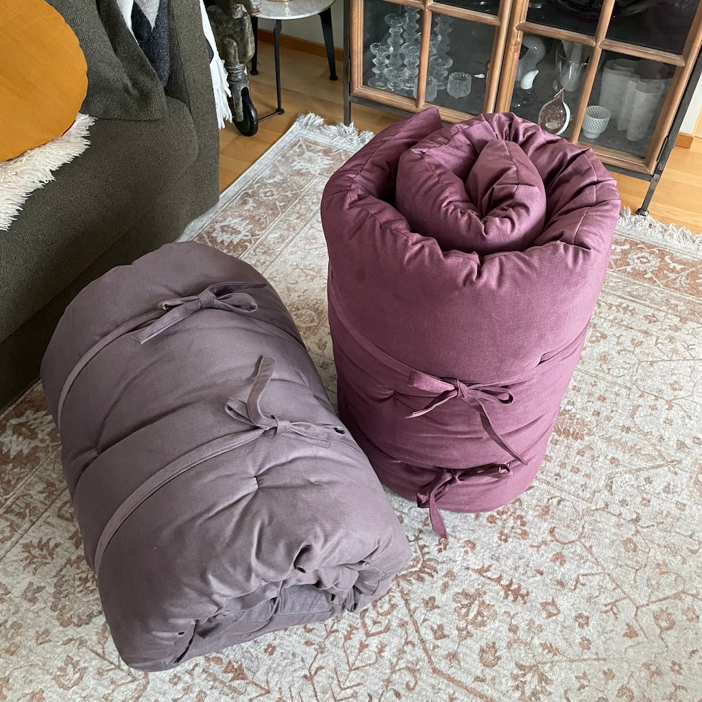 Kuvassa kaksi joogafutonia, kankailla Fancy Ruskea ja Fancy Luumu.