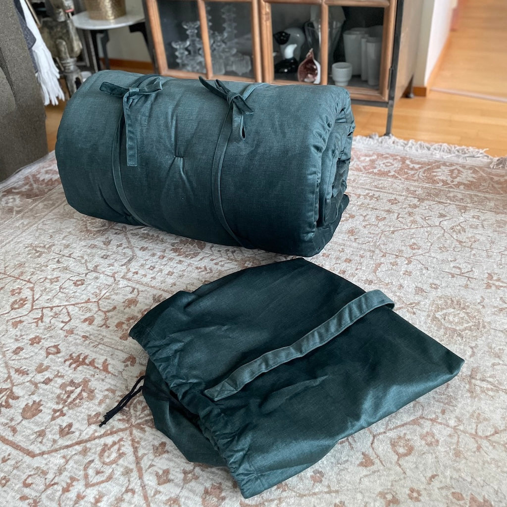 Roll futon, kangas Tumma Sinivihreä. Kuvassa myös Roll futonin säilytyspussi.