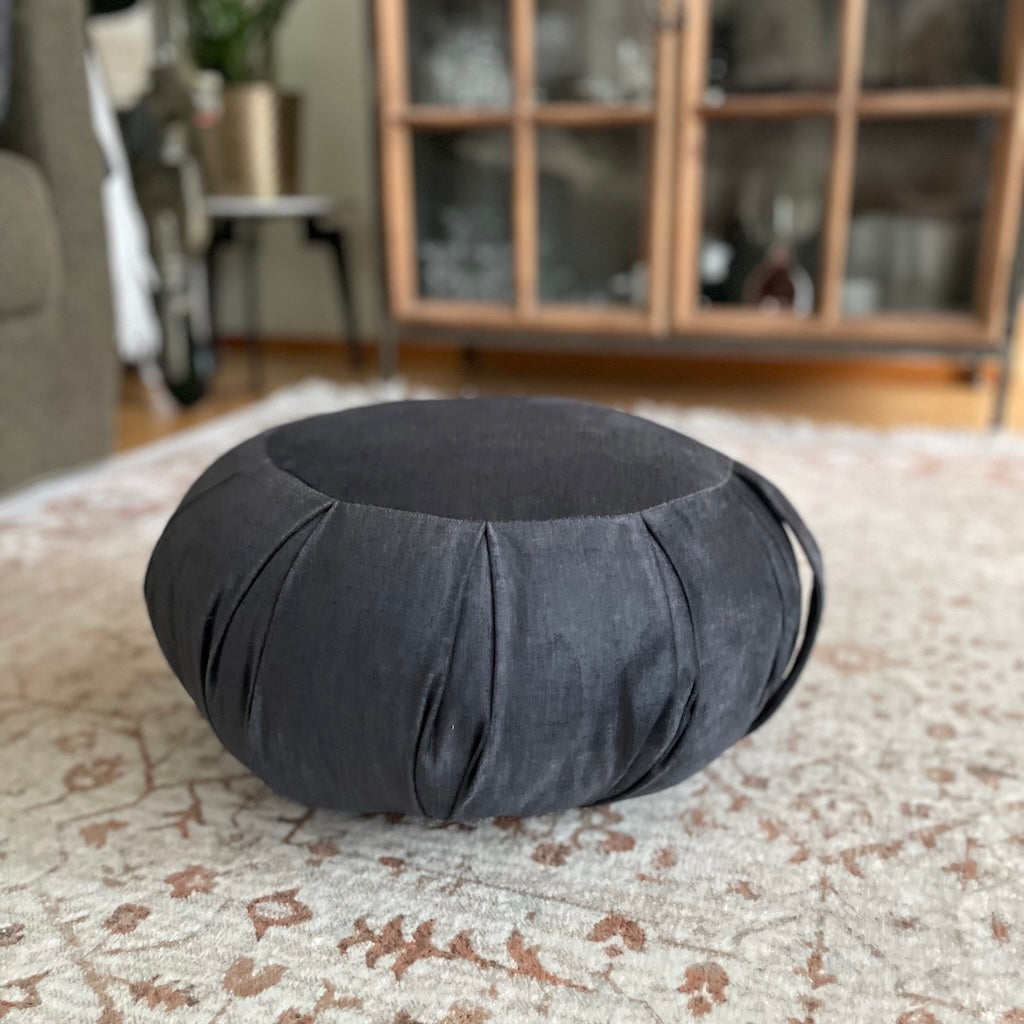 Kuvassa Zafu kankaalla Fancy Tummanharmaa.