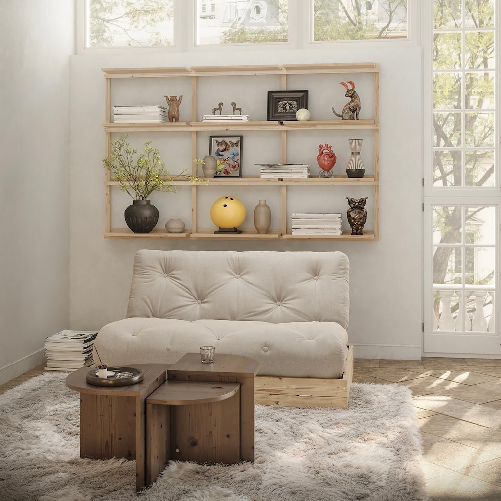 Flip vuodesohva, kangas Linen. Kuvassa myös Combine pöytiä ruskeaksi lakattuna ja Groove big hylly.