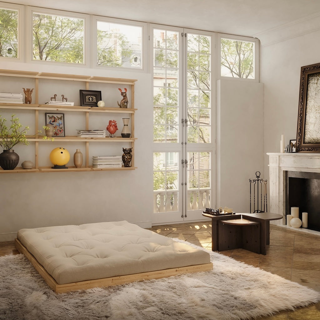 Flip vuodesohva, kangas Linen. Kuvassa myös Combine pöytiä ruskeaksi lakattuna ja Groove big hylly.