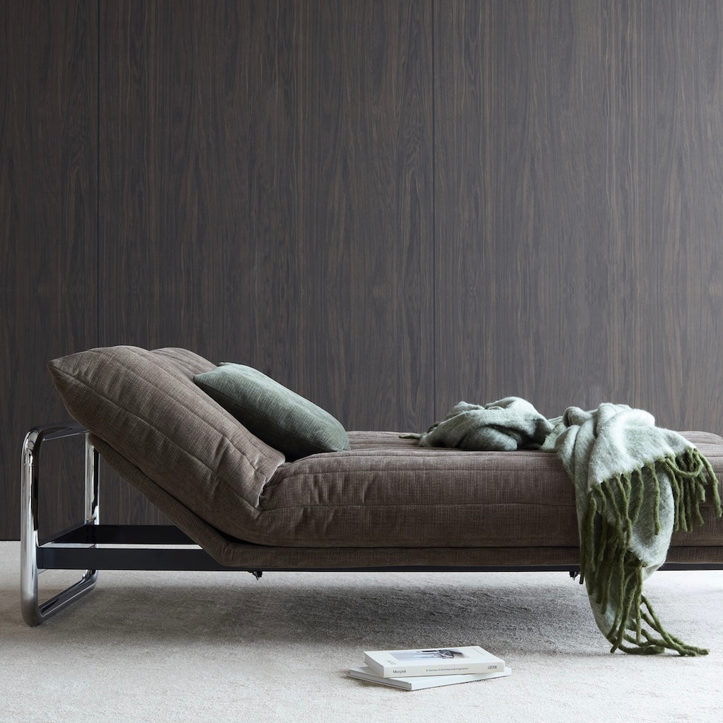 Quiltus irtopäällinen puettuna futonpatjan päälle. Kuvassa myös erikseen tilattavat Lomira runko ja rungon istuinosan suojus. Kangas Esina Cedar Brown.