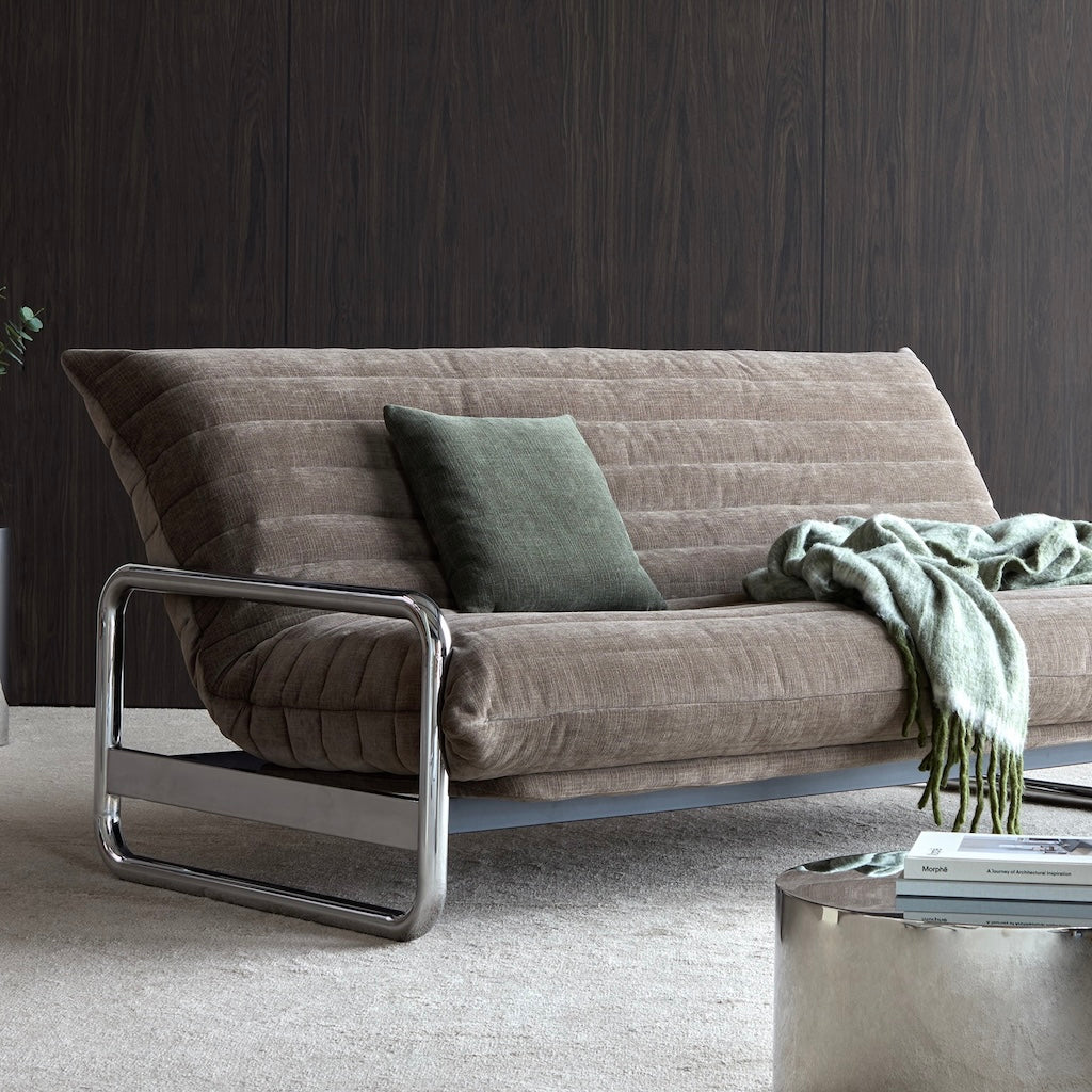 Quiltus irtopäällinen puettuna futonpatjan päälle. Kuvassa myös erikseen tilattavat Lomira runko ja rungon istuinosan suojus. Kangas Esina Cedar Brown.