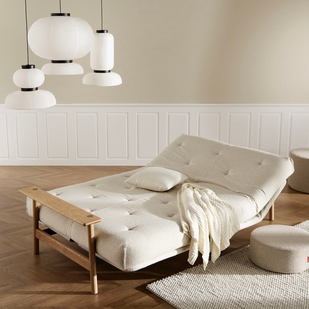 Balder vuodesohva, kangas Taura Off White. Kuvassa myös erikseen tilattavat rungon istuinosan suojus, Dapper tyyny ja kaksi Pauke rahia. 