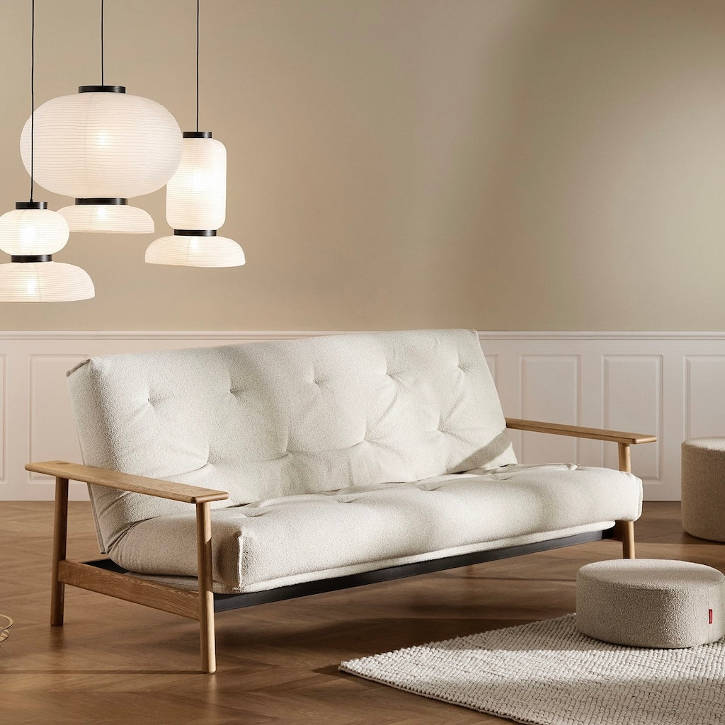 Balder vuodesohva, kangas Taura Off White. Kuvassa myös erikseen tilattavat rungon istuinosan suojus ja Pauke rahi. 