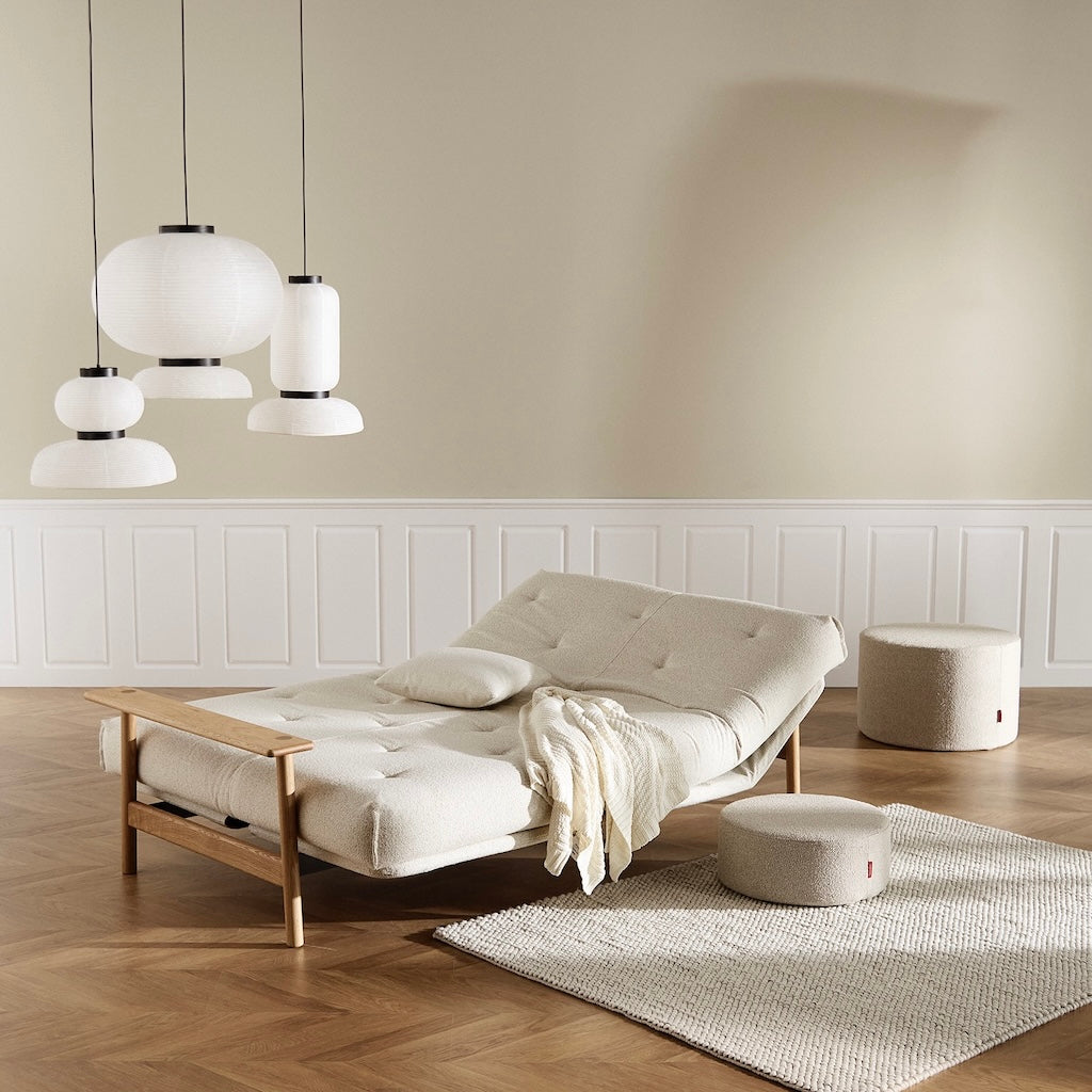 Balder vuodesohva, kangas Taura Off White. Kuvassa myös erikseen tilattavat rungon istuinosan suojus, Dapper tyyny ja kaksi Pauke rahia. 