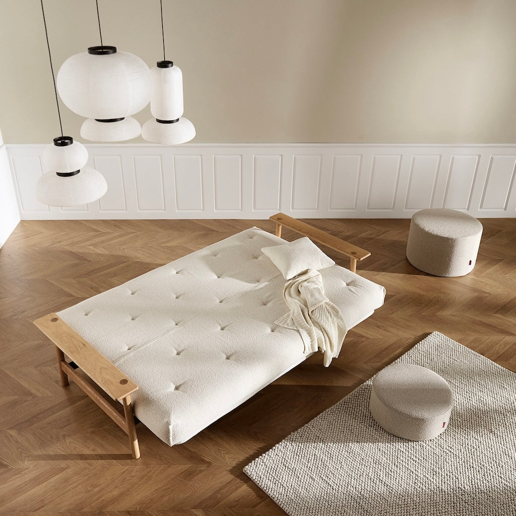 Balder vuodesohva, kangas Taura Off White. Kuvassa myös erikseen tilattavat rungon istuinosan suojus, Dapper tyyny ja kaksi Pauke rahia. 