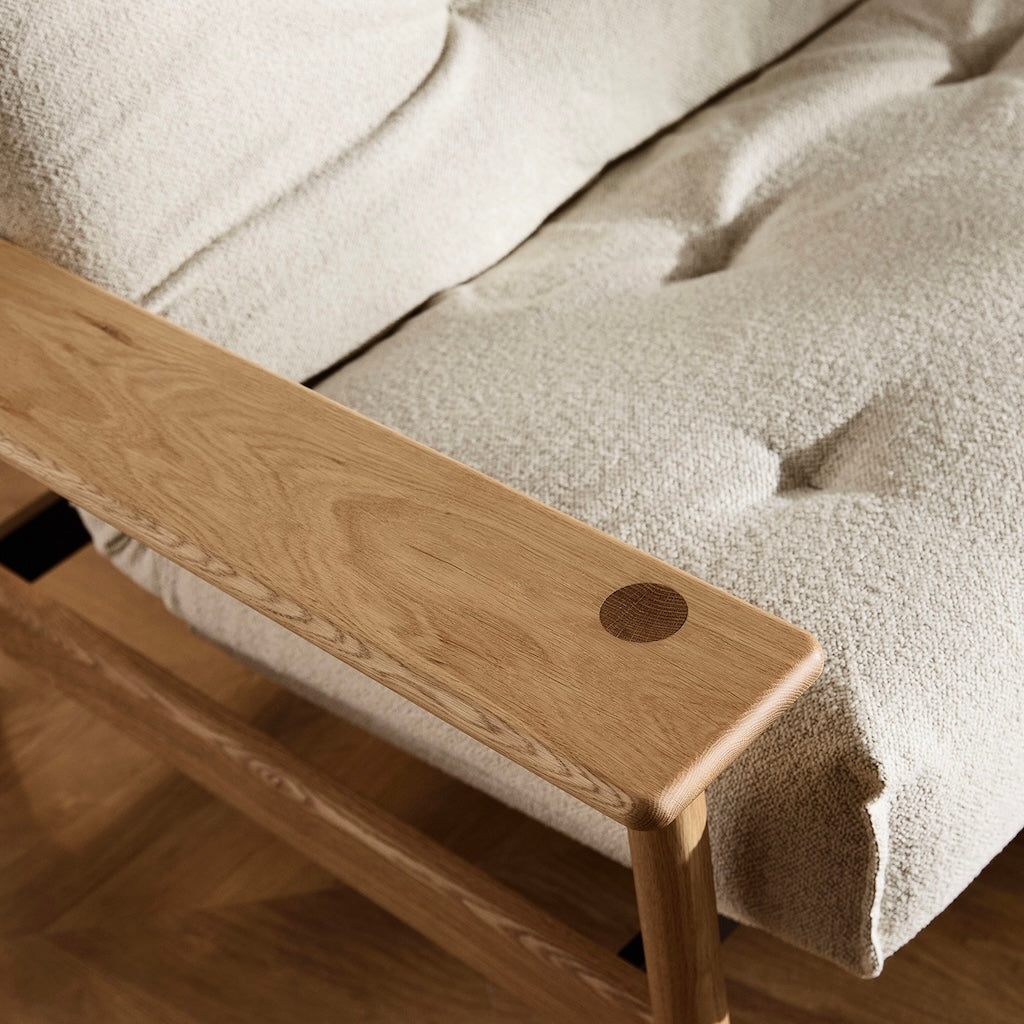 Balder vuodesohva, jalka/käsinoja lakattua tammipuuta, kangas Taura Off White.