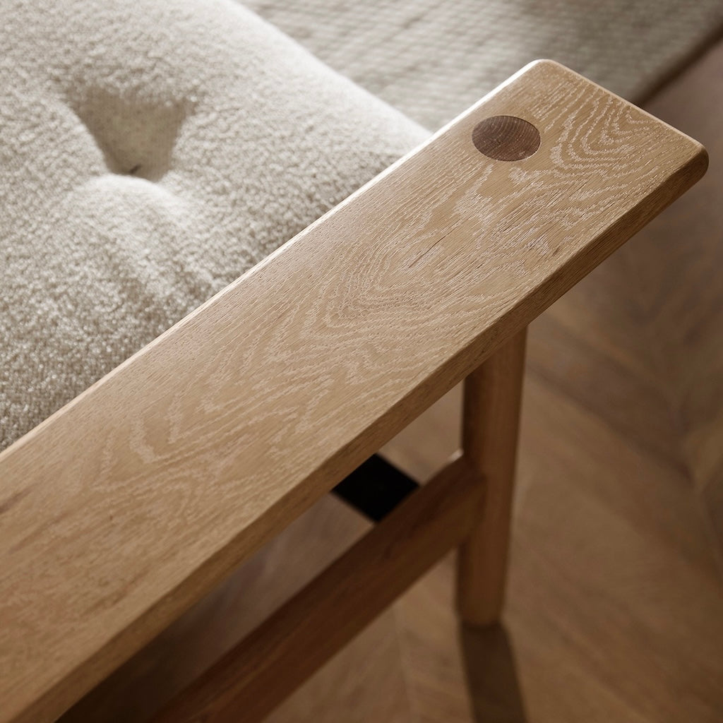 Balder vuodesohva, jalka/käsinoja lakattua tammipuuta, kangas Taura Off White.